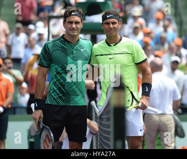 Key Biscayne, Floride, USA. 09Th avr, 2017. Pose avec Roger Federer Rafael Nadal lors de la finale masculine à l'Open de Miami a tenu à le Crandon Park Tennis Center le 2 avril 2017 à Key Biscayne, en Floride. Credit : Mpi04/media/Alamy Punch Live News Banque D'Images