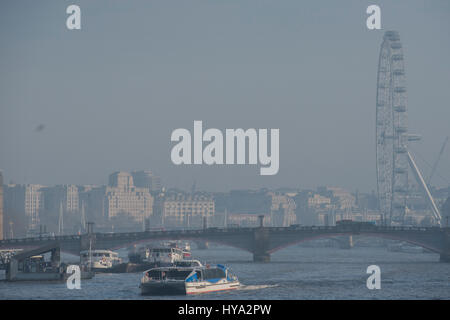 Londres, Royaume-Uni. 3ème apr 2017. Météo britannique. Le smog/brouillard plane sur la Tamise et Londres. Crédit : Guy Bell/Alamy Live News Banque D'Images