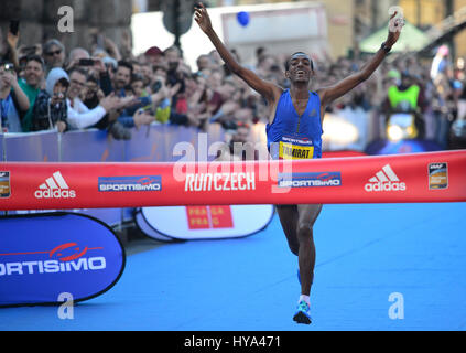 Tamirat Tola de l'Éthiopie passe la ligne d'arrivée pour gagner la men's Marathon Prague à Prague, en République tchèque, le samedi, 1 avril 2017. (Photo/CTK Michal Kamaryt) Banque D'Images