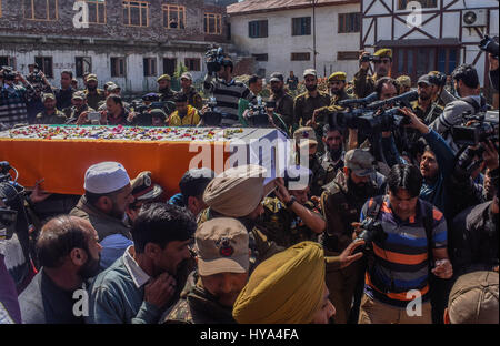 Srinagar, Jammu-et-Cachemire. 3ème apr 2017. Les hauts fonctionnaires de police indiennes portent le cercueil contenant le corps de leur camarade tué dans une attaque à la grenade par des militants présumés, au cours d'une cérémonie de dépôt de gerbes, 03 avril 2017 à Srinagar, au Cachemire, en Inde. Une cérémonie de dépôt de gerbes a eu lieu aujourd'hui pour un policier indien qui a été tué et 14 autres blessés lorsque des militants présumés lancés une grenade à main hier soir sur leur partie patrouiller dans la zone de Nowhatta de Srinagar. Credit : Yawar Nazir/ZUMA/Alamy Fil Live News Banque D'Images