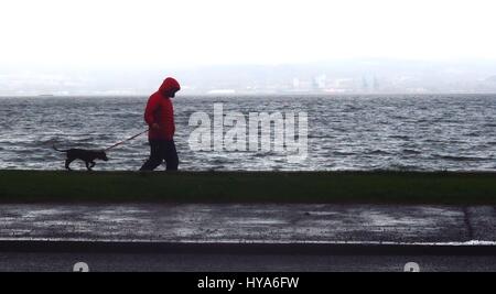 Helensburgh, en Écosse. 3ème apr 2017. Des rafales de vent et fortes pluies pour faire une misérable journée. Alan Oliver/Alamy Live News Banque D'Images