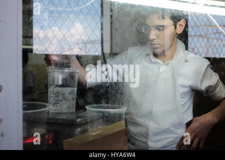 Kfar 'Habad, Israël. 3 avril, 2017. Les hommes préparent la matsa faite à la main dans la matzah Chabad boulangerie dans le village de Kfar 'Habad. Credit : Alon Nir/Alamy Live News Banque D'Images