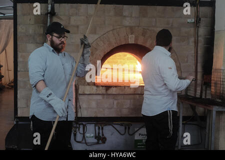 Kfar 'Habad, Israël. 3 avril, 2017. Les hommes préparent la matsa faite à la main dans la matzah Chabad boulangerie dans le village de Kfar 'Habad. Credit : Alon Nir/Alamy Live News Banque D'Images