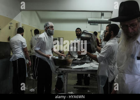 Kfar 'Habad, Israël. 3 avril, 2017. Les hommes préparent la matsa faite à la main dans la matzah Chabad boulangerie dans le village de Kfar 'Habad. Credit : Alon Nir/Alamy Live News Banque D'Images