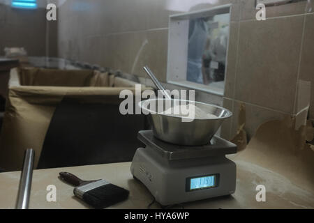 Kfar 'Habad, Israël. 3 avril, 2017. Les hommes préparent la matsa faite à la main dans la matzah Chabad boulangerie dans le village de Kfar 'Habad. Credit : Alon Nir/Alamy Live News Banque D'Images