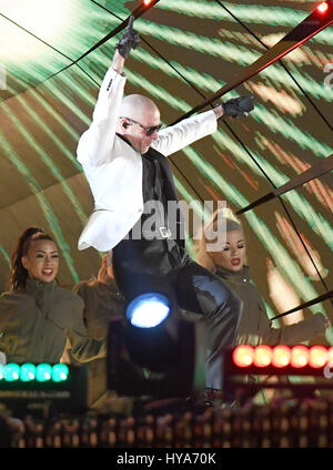 Orlando, FL, USA. 2ème apr 2017. Pitbull fonctionne à la WWE WrestleMania 33 au Camping World Stadium à Orlando, Floride, le 2 avril 2017. Crédit : George Napolitano Punch/media/Alamy Live News Banque D'Images