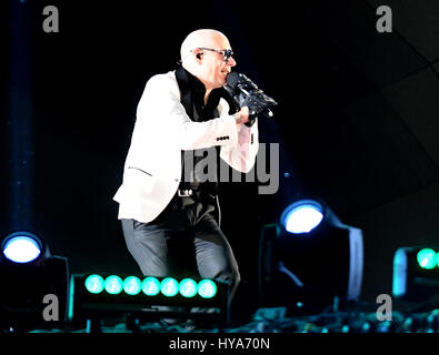 Orlando, FL, USA. 2ème apr 2017. Pitbull fonctionne à la WWE WrestleMania 33 au Camping World Stadium à Orlando, Floride, le 2 avril 2017. Crédit : George Napolitano Punch/media/Alamy Live News Banque D'Images