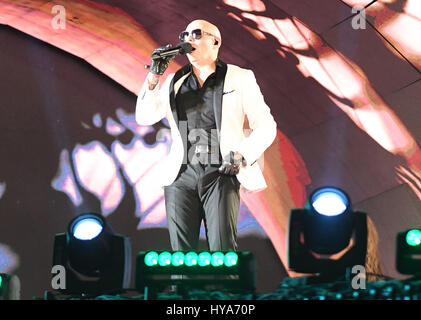 Orlando, FL, USA. 2ème apr 2017. Pitbull fonctionne à la WWE WrestleMania 33 au Camping World Stadium à Orlando, Floride, le 2 avril 2017. Crédit : George Napolitano Punch/media/Alamy Live News Banque D'Images