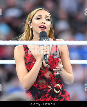 Orlando, FL, USA. 2ème apr 2017. Tinashe effectue 'America The Beautiful' à la WWE WrestleMania 33 au Camping World Stadium à Orlando, Floride, le 2 avril 2017. Crédit : George Napolitano Punch/media/Alamy Live News Banque D'Images