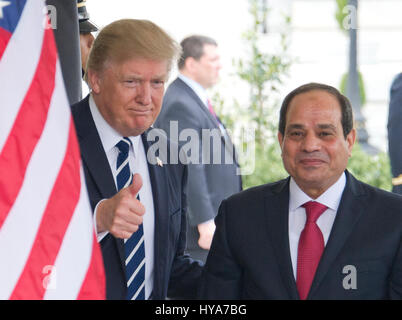 Washington DC, USA. 06Th avr, 2017. Le Président des Etats-Unis, Donald J. Trump se félicite que le Président Abdel Fattah al Sissi de l'Égypte à la Maison blanche pour les pourparlers à Washington, DC le lundi, 3 avril 2017. Credit : Ron Sachs/CNP /MediaPunch MediaPunch Crédit : Inc/Alamy Live News Banque D'Images