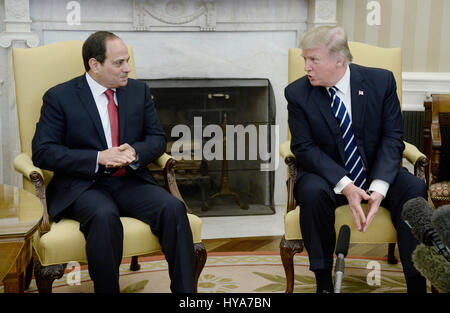 Washington DC, USA. 06Th avr, 2017. Le Président des Etats-Unis, Donald Trump rencontre le président Abdel Fattah al Sissi de l'Égypte dans le bureau ovale de la Maison Blanche à Washington, DC, le 3 avril 2017. Crédit : Olivier Douliery/piscine par CNP Crédit : MediaPunch MediaPunch /Inc/Alamy Live News Banque D'Images