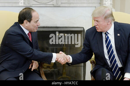 Washington DC, USA. 06Th avr, 2017. Le Président des Etats-Unis, Donald Trump rencontre le président Abdel Fattah al Sissi de l'Égypte dans le bureau ovale de la Maison Blanche à Washington, DC, le 3 avril 2017. Crédit : Olivier Douliery/piscine par CNP Crédit : MediaPunch MediaPunch /Inc/Alamy Live News Banque D'Images