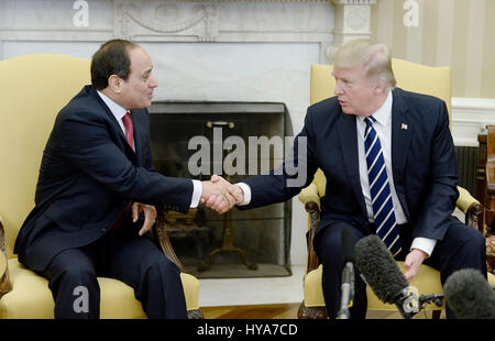 Washington DC, USA. 06Th avr, 2017. Le Président des Etats-Unis, Donald Trump rencontre le président Abdel Fattah al Sissi de l'Égypte dans le bureau ovale de la Maison Blanche à Washington, DC, le 3 avril 2017. Crédit : Olivier Douliery/piscine par CNP Crédit : MediaPunch MediaPunch /Inc/Alamy Live News Banque D'Images