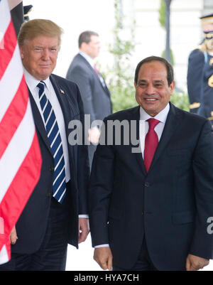 Washington DC, USA. 06Th avr, 2017. Le Président des Etats-Unis, Donald J. Trump se félicite que le Président Abdel Fattah al Sissi de l'Égypte à la Maison blanche pour les pourparlers à Washington, DC le lundi, 3 avril 2017. Credit : Ron Sachs/CNP /MediaPunch MediaPunch Crédit : Inc/Alamy Live News Banque D'Images