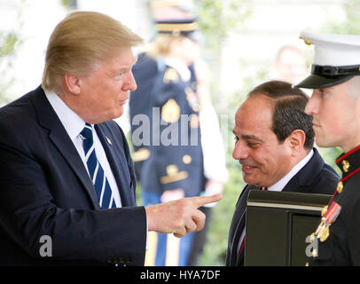 Washington DC, USA. 06Th avr, 2017. Le Président des Etats-Unis, Donald J. Trump se félicite que le Président Abdel Fattah al Sissi de l'Égypte à la Maison blanche pour les pourparlers à Washington, DC le lundi, 3 avril 2017. Credit : Ron Sachs/CNP /MediaPunch MediaPunch Crédit : Inc/Alamy Live News Banque D'Images