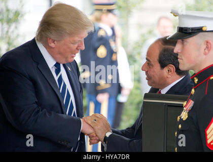 Washington DC, USA. 06Th avr, 2017. Le Président des Etats-Unis, Donald J. Trump se félicite que le Président Abdel Fattah al Sissi de l'Égypte à la Maison blanche pour les pourparlers à Washington, DC le lundi, 3 avril 2017. Credit : Ron Sachs/CNP /MediaPunch MediaPunch Crédit : Inc/Alamy Live News Banque D'Images