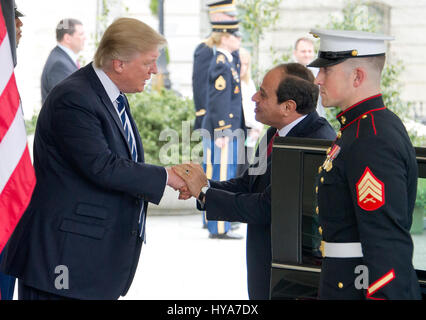 Washington DC, USA. 06Th avr, 2017. Le Président des Etats-Unis, Donald J. Trump se félicite que le Président Abdel Fattah al Sissi de l'Égypte à la Maison blanche pour les pourparlers à Washington, DC le lundi, 3 avril 2017. Credit : Ron Sachs/CNP /MediaPunch MediaPunch Crédit : Inc/Alamy Live News Banque D'Images