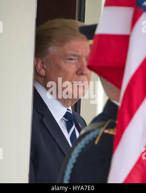 Washington DC, USA. 06Th avr, 2017. Le Président des Etats-Unis, Donald J. Trump attend l'arrivée de M. Abdel Fattah al Sissi de l'Égypte à la Maison Blanche à Washington, DC le lundi, 3 avril 2017. Credit : Ron Sachs/CNP /MediaPunch MediaPunch Crédit : Inc/Alamy Live News Banque D'Images