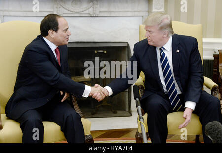 Washington DC, USA. 06Th avr, 2017. Le Président des Etats-Unis, Donald Trump rencontre le président Abdel Fattah al Sissi de l'Égypte dans le bureau ovale de la Maison Blanche à Washington, DC, le 3 avril 2017. Crédit : Olivier Douliery/piscine par CNP Crédit : MediaPunch MediaPunch /Inc/Alamy Live News Banque D'Images