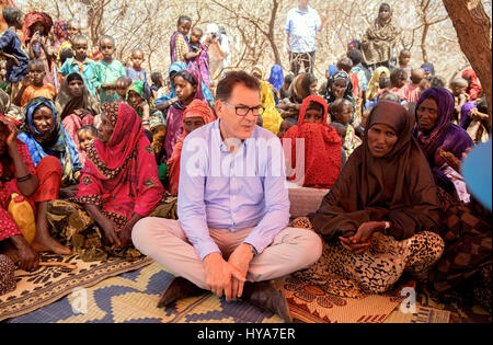 Le ministre allemand de la coopération économique et du développement, Gerd Mueller (M) parle avec des réfugiés dans la région Somali en proie à la sécheresse, l'Ethiopie, 3 avril 2017. Photo : Kay Nietfeld/dpa Banque D'Images