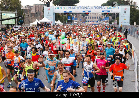 Rome, Italie. 09Th avr, 2017. Rome, Italie - 2 Avril 2017 : le départ des athlètes sur la Via dei Fori Imperiali, le colisée sur arrière-plan. Credit : Polifoto/Alamy Live News Banque D'Images