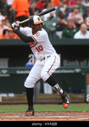 Baltimore, Maryland, USA. 3 avril, 2017. Baltimore Orioles CF Adam Jones (10) au bâton lors d'un match contre les Blue Jays de Toronto à l'Oriole Park at Camden Yards de Baltimore, MD, le 3 avril 2017. Photo/ Mike Buscher/Cal Sport Media Credit : Cal Sport Media/Alamy Live News Banque D'Images