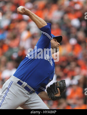 Baltimore, Maryland, USA. 3 avril, 2017. Le lanceur des Blue Jays de Toronto Marco Estrada (25) livre à un frappeur Des Orioles de Baltimore à l'Oriole Park at Camden Yards de Baltimore, MD, le 3 avril 2017. Photo/ Mike Buscher/Cal Sport Media Credit : Cal Sport Media/Alamy Live News Banque D'Images