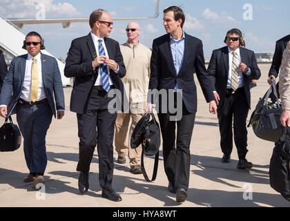 Bagdad, Iraq. 06Th avr, 2017. Jared Kushner, conseiller principal et gendre de Trump, président de droit, est informé par l'Ambassadeur Douglas Silliman pendant qu'il marche vers son véhicule à l'arrivée à l'aéroport international de Bagdad le 3 avril 2017 à Bagdad, Iraq. Credit : Planetpix/Alamy Live News Banque D'Images