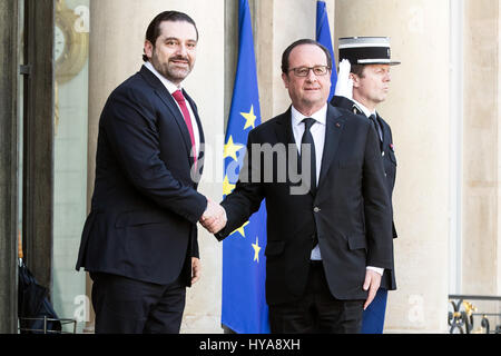 Paris, France. 3ème apr 2017. Le Président français François Hollande (R), serre la main du Premier Ministre libanais Saad Hariri à l'Elysée à Paris, France, le 3 avril 2017. Le Président français François Hollande et le Premier Ministre libanais Saad Hariri a eu des entretiens sur la crise actuelle en Syrie ici le lundi, selon les sources diplomatiques. Credit : Hubert Lechat/Xinhua/Alamy Live News Banque D'Images