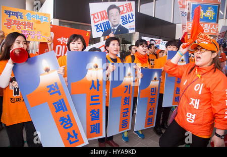 Séoul, Corée du Sud. 3ème apr 2017. Les partisans d'un candidat de l'opposition officielle, le Parti démocratique et le maire Lee Seongnam Jae-Myung cheer avant qu'une partie de choisir le principal porte-drapeau du parti pour la prochaine élection présidentielle à Séoul, Corée du Sud. Élection présidentielle de la Corée du Sud aura lieu le 9 mai 2017 après 22 jours de campagne électorale officielle période du 17 avril. Credit : Lee Jae-Won/AFLO/Alamy Live News Banque D'Images