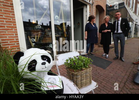 De Rhenen, aux Pays-Bas. 5ème apr 2017. Une poupée panda est représenté à l'extérieur d'un magasin de RHENEN, aux Pays-Bas, le 5 avril 2017. Le 'à' Pandasia zoo Ouwehands aux Pays-Bas abritera des pandas géants Xing Ya et Wu Wen, qui devraient arriver le 12 avril. Credit : Gong Bing/Xinhua/Alamy Live News Banque D'Images
