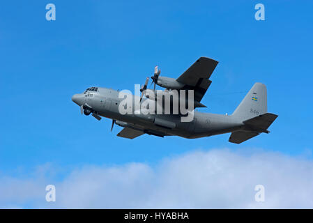 Swedish Lockheed C-130H Hercules Enregistrement n° 84006846 fait une brève escale à l'aéroport de Inverness Dalcross. Avril 2017. Banque D'Images