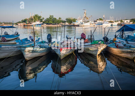 Bateaux près des quais de San Blas, Nayarit, Mexique. Banque D'Images