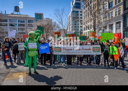 New York, USA. 09Th avr, 2017. Basée à New York aux défenseurs des droits des animaux, les écologistes, et les gens se préoccupent de leur santé ont participé à la 10e édition de la Veggie Pride Parade de New York, qui a eu lieu à Greenwich Village/Union Square. Pour les végétariens, la journée de festivités sont sûr de donner leur manière de vivre sans viande un boost. Crédit : Erik McGregor/Pacific Press/Alamy Live News Banque D'Images