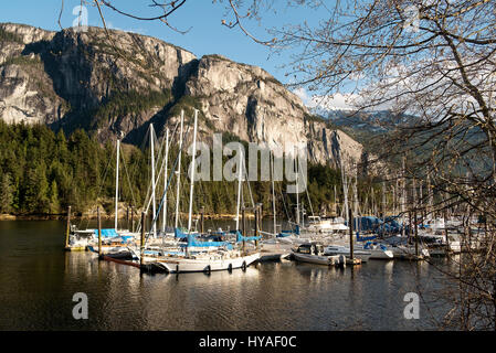 Le Yacht Club de Squamish avec le chef Stawamus à l'arrière-plan. Squamish BC, Canada. Banque D'Images