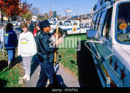 Membres de l'opération de sauvetage sont arrêtés par des agents de police DC pour bloquer la porte au cours d'une manifestation clinique d'Avortement au Hillcrest dans la partie sud-est de Washington DC., 11 novembre 1989. Photo par Mark Reinstein Banque D'Images