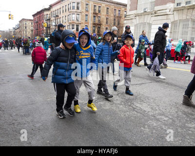 Les joueurs de la petite ligue dans Prospect Park parade samedi pour célébrer le début de la saison de baseball et le 150e anniversaire du parc. Banque D'Images