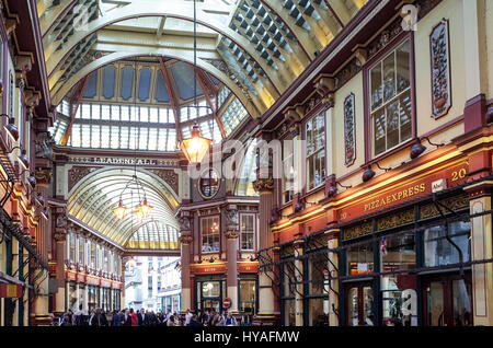 Intérieur de Leadenhall Market dans la ville de Londres au Royaume-Uni. Le marché abrite des boutiques et des restaurants. Banque D'Images