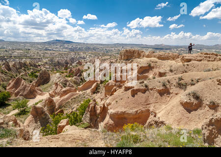 NEVSEHIR, TURQUIE - 8 mai 2016 : vue sur la Vallée Rouge célèbre avec ses cheminées de fées et des pierres de tuffeau en Cappadoce, sur fond de ciel nuageux. Banque D'Images