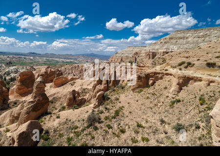 NEVSEHIR, TURQUIE - 8 mai 2016 : vue sur la Vallée Rouge célèbre avec ses cheminées de fées et des pierres de tuffeau en Cappadoce, sur fond de ciel nuageux. Banque D'Images