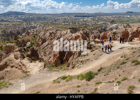 NEVSEHIR, TURQUIE - 8 mai 2016 : vue sur la Vallée Rouge célèbre avec ses cheminées de fées et des pierres de tuffeau en Cappadoce, sur fond de ciel nuageux. Banque D'Images