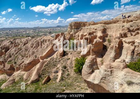 NEVSEHIR, TURQUIE - 8 mai 2016 : vue sur la Vallée Rouge célèbre avec ses cheminées de fées et des pierres de tuffeau en Cappadoce, sur fond de ciel nuageux. Banque D'Images