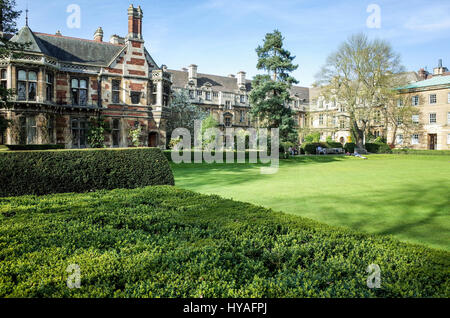 Les pelouses et les bâtiments universitaires à Pembroke College, qui fait partie de l'Université de Cambridge, Royaume-Uni Banque D'Images