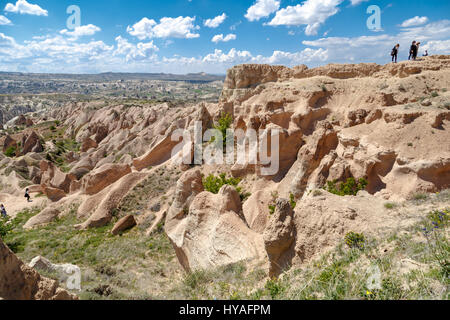 NEVSEHIR, TURQUIE - 8 mai 2016 : vue sur la Vallée Rouge célèbre avec ses cheminées de fées et des pierres de tuffeau en Cappadoce, sur fond de ciel nuageux. Banque D'Images