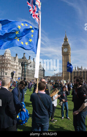 Anti-Brexit protestataires contre la vague des bannières Les gouvernements britanniques la décision de quitter l'UE Banque D'Images