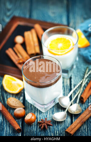 Désert du lait avec du chocolat et l'arôme piquant Banque D'Images