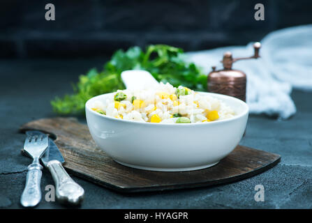 Riz aux légumes dans le bol et sur une table Banque D'Images