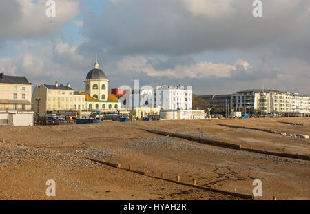 Différents styles de construction sur la promenade de front de mer à Worthing West Sussex, Angleterre Banque D'Images