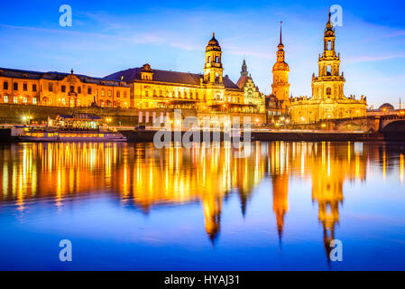 Dresde, Allemagne. Cathédrale de la Sainte Trinité ou la terrasse Bruehl, Hofkirche. Coucher du soleil au crépuscule sur la rivière Elbe en Saxe. Banque D'Images