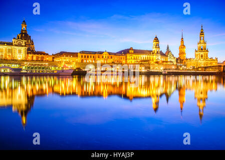 Dresde, Allemagne. Cathédrale de la Sainte Trinité ou la terrasse Bruehl, Hofkirche. Coucher du soleil au crépuscule sur la rivière Elbe en Saxe. Banque D'Images